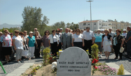 'Ankara Kız Teknik Yüksek Öğretmen Okulu 1969 yılı mezunları' Denktaş'ın mezarını ziyaret etti