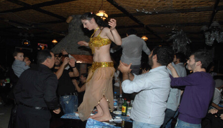 Yeni Yılda Burçin söyledi, dansöz oynadı 