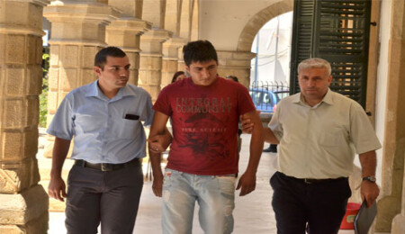 Otostopçu kıza müstehcen darp!