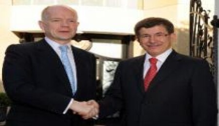Davutoğlu, İngiltere Dışişleri Bakanı Hague ile görüştü