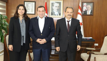 Denktaş'tan esprili paylaşım: "En genç ve en yaşlı bakanlar bir arada..."