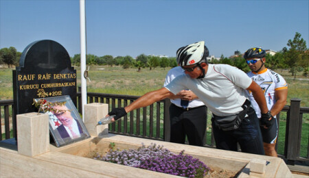 Ünal Bayrak, Bayar'ın Anıtı'ndan ve Çanakkale Şehitliği'nden getirdiği toprağı Denktaş'ın mezarının koydu