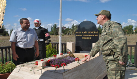 Hayri Kıvrıkoğlu, Merhum Rauf R. Denktaş'ın kabrini ziyaret etti