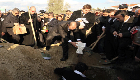 Denktaş'ın mezarına Türkiye, Hala Sultan ve oğlunun mezarından toprak