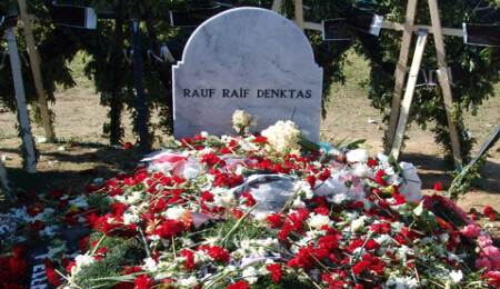 Denktaş'ın mezarındaki Fatiha Suresi'nde yazım yanlışı mı var?