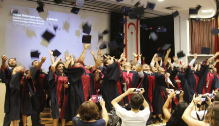 YDÜ 2012-2013 Bahar Dönemi İletişimcilerini törenle uğurladı