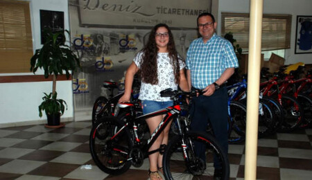 Lefkoşa Deniz Plaza bisiklet talihlileri bisikletlerini aldı