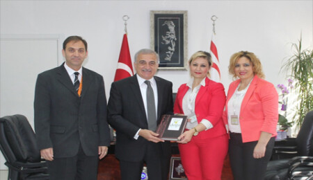 Doğa okullarının müdürleri Arabacıoğlu'na albüm hediye etti