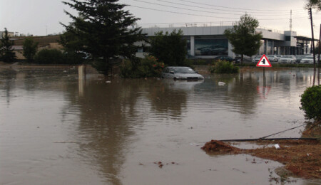 Lefkoşa'da şiddetli dolu ve yağmur hayatı felç etti