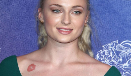 Sophie Turner'ın (Sansa Stark) öpücük dövmesi