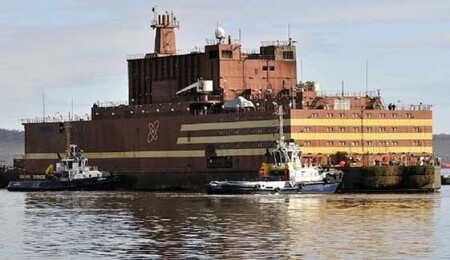 Dünyanın tek yüzer nükleer güç santralinin ilk ünitesi hizmete girdi 