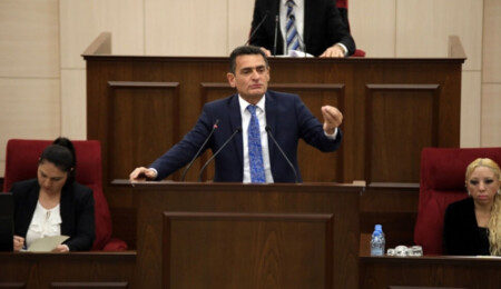 Bakan Oğuz açıkladı: Bazı suçlar hariç, tutuklulara kelepçe takılmayacak