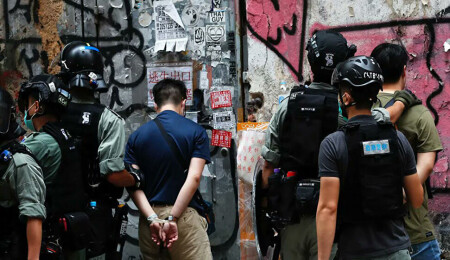 Hong Kong polisi, yeni Ulusal Güvenlik Yasası uyarınca ilk suçlamayı yöneltti