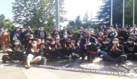 Avukatlar Ankara Adliyesi önünde oturma eylemi başlattı