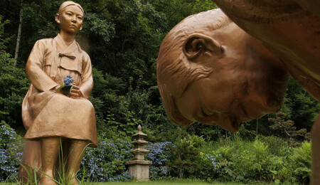 Japonya ile G. Kore arasına yine bir heykel girdi: Seks kölesinden özür dileyen figür, Abe'ye benzetildi