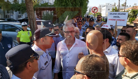 Elektrik kesmek için Maliye Bakanlığı önüne gelen sendikalılara polis engeli