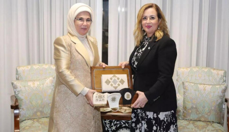 Emine Erdoğan, Sibel Tatar tarafından hediye edilen maskeyi kullanıyor
