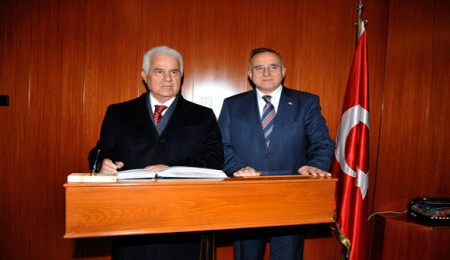 Eroğlu: "Fransa, komik bir katılımla yasayı meclisinden geçirdi"