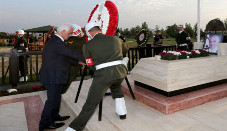 Kurucu Cumhurbaşkanı Rauf R. Denktaş'ın anıt mezarında tören düzenlendi