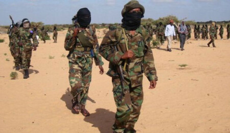 Eş Şebab '11 kocası olmakla' suçladığı kadını taşlayarak öldürdü