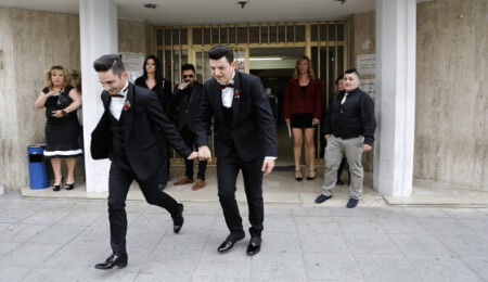 Kıbrıs'ta bir ilk: Eşcinsel çift evlendi