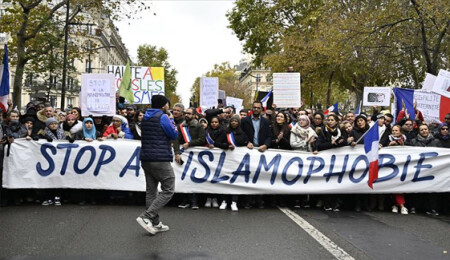 Fransa'da İslam karşıtı açıklamalar ve saldırılar protesto edildi