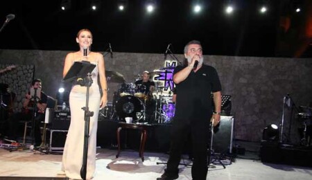 Funda Arar seçme şarkıları ile sevenlerine unutulmaz bir gece yaşattı