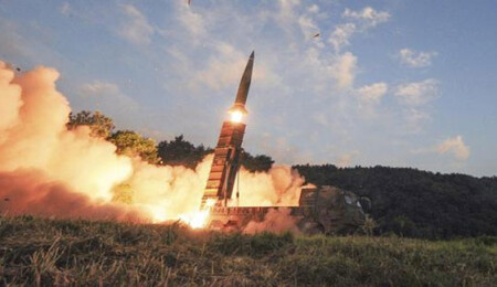 İran orta menzilli yeni balistik füzesini tanıttı