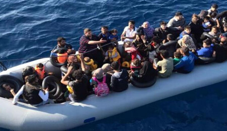 İngiltere’ye ulaşmak isteyen göçmenler, Fransa ile Ada arasındaki Manş Denizi rotasını kullanıyor