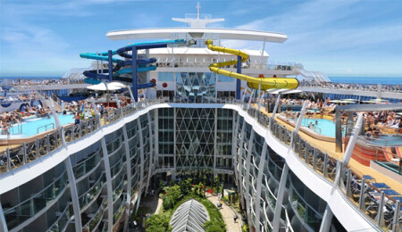 Dünyanın en büyük yolcu gemisi denize indi