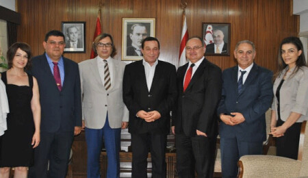 Denktaş, Consulta Yönetim Kurulu Başkanı Burkçin ve beraberindeki öğretim üyeleriyle görüştü