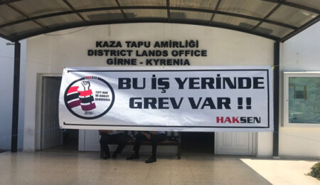 Girne Tapu Dairesi çalışanları iş bıraktı: "Arkadaşlarımız suçsuz, haksızlığa uğradılar"