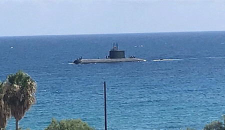 Girne açıklarında görülen denizaltı 'kumanya alımı' amaçlı su yüzüne çıktı