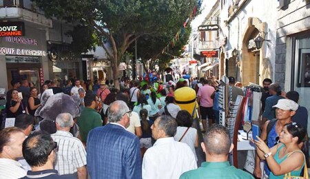 Girne'de çarşı indirim şenliği devam ediyor