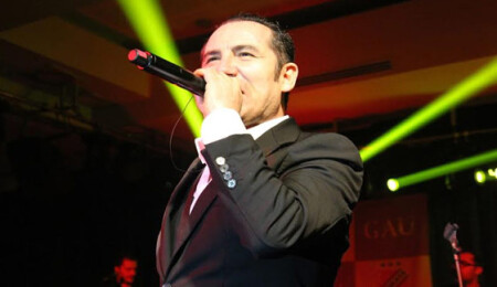 'Sevgililer Günü' teması ile yapılan Ferhat Göçer konseri geceye damgasını vurdu