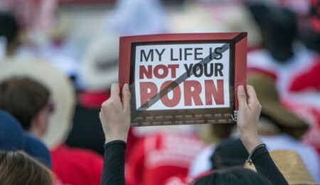 Güney Kore'de gizlice erkek çıplak modelin fotoğraflarını çekip internette paylaşan kadına 10 ay hapis cezası