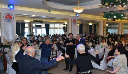 Girne Belediyesi İkinci Bahar üyeleri, yeni yıl yemeğinde biraraya geldi