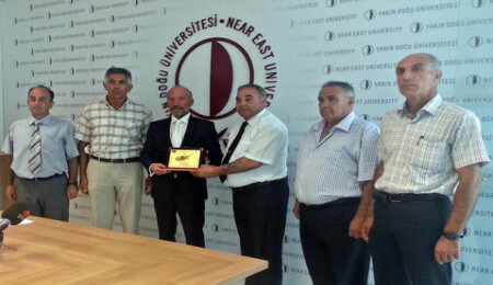 Emekli Astsubaylar Derneği'nden YDÜ Kurucu Rektör Dr. Günsel'e plaket