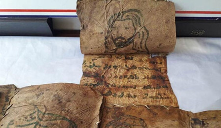 Hakkari'de 17 parça tarihi deri İncil ele geçirildi