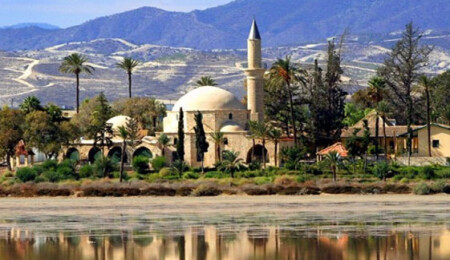 Hala Sultan Tekkesinde örtünme uygulaması