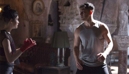 Hazar Ergüçlü'nün de rol aldığı "Hakan: Muhafız" dizisi 4. sezona koşuyor