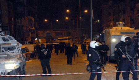Hakkari'de patlama: 3'ü polis 13 kişi yaralandı