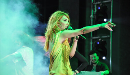 Hande Yener Yakın Doğu Üniversitesi'nde on binleri coşturdu