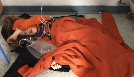 İngiltere Başbakanı Johnson’dan yerde yatarak bekleyen hasta çocuk için özür