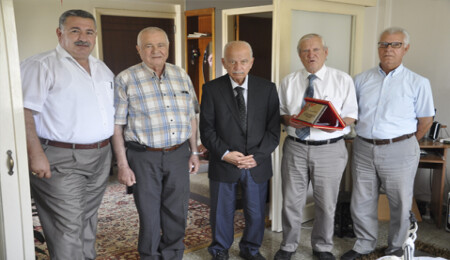 Kıbrıs Türk Gazeteciler Cemiyeti Özer Hatay'a "onur plaketi" takdim etti