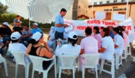 Hemşireler ve Ebeler Sendikası oturma eylemini kaldırdı