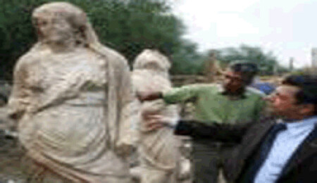 Salamis kazılarında Roma dönemine ait 5 heykel bulundu