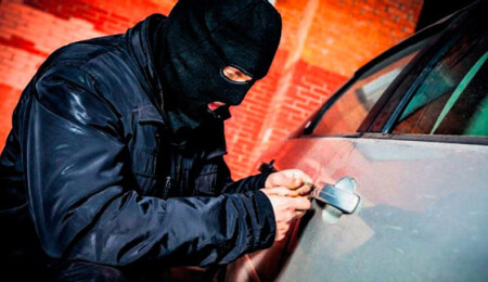 Lefkoşada güpegündüz araba çalan 2 kişi ile teşvik eden 1 kişi tutuklandı