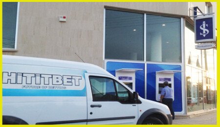 Gözler her gün Girne İş Bankası önünü mesken tutmuş Hititbet aracında...