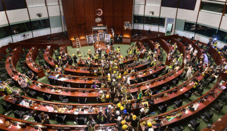 Hong Kong Yönetimi, Meclisi basan protestocuları kınadı